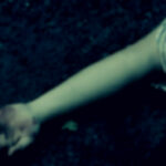 um corpo jogado na rua